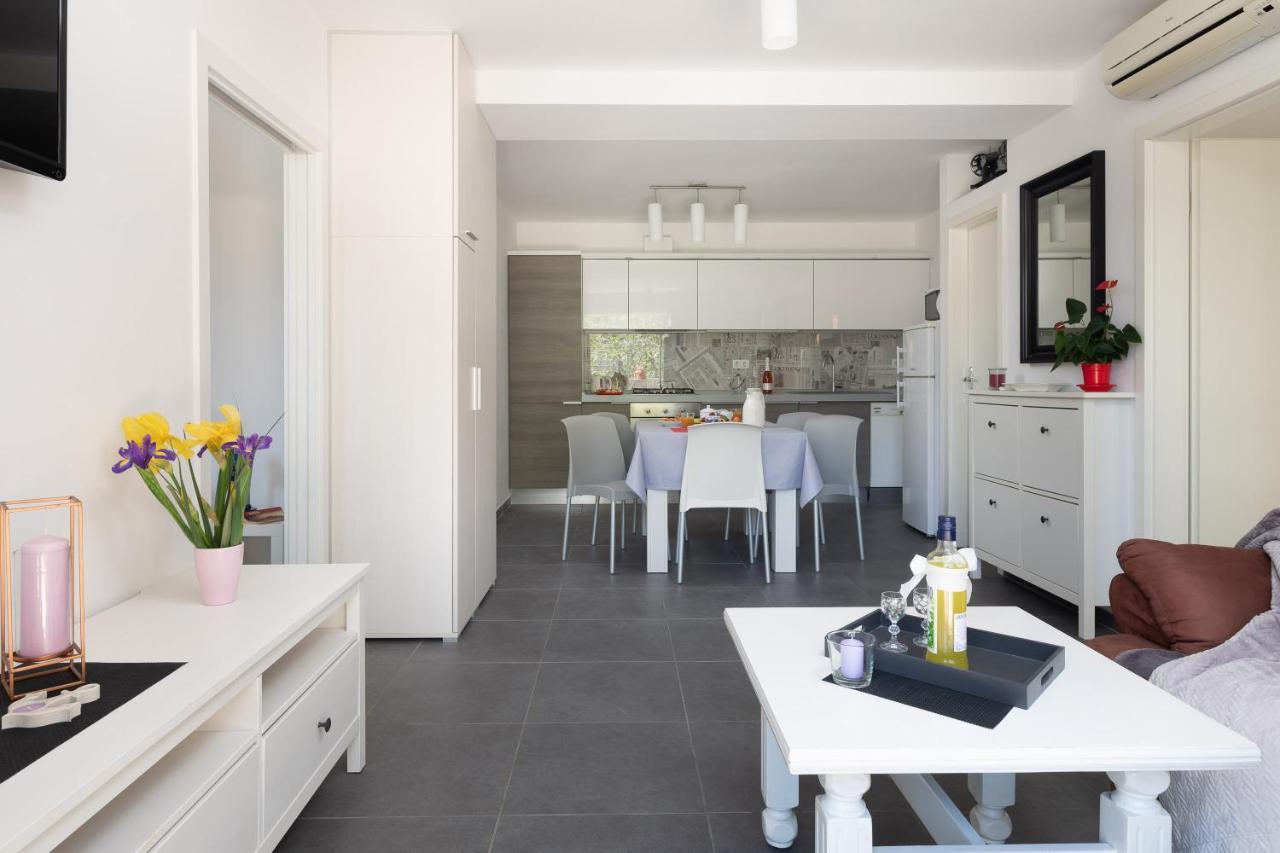 Seaside Apartment Kamelia Mimice Bagian luar foto